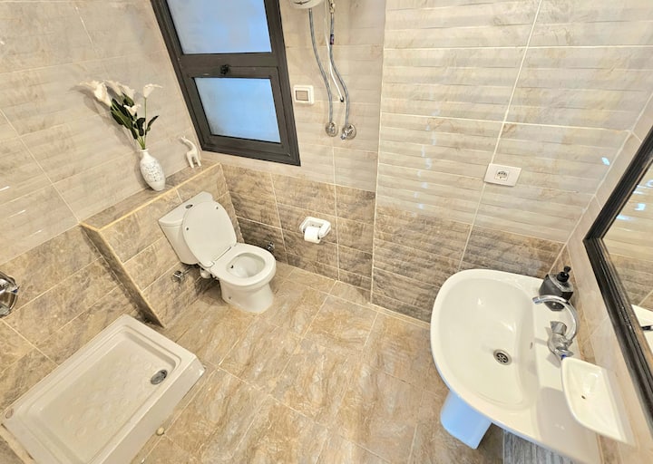 Black and White Heart — Full bathroom 1 in Madinaty New Cairo, Egypt, Egypt — photo 2
