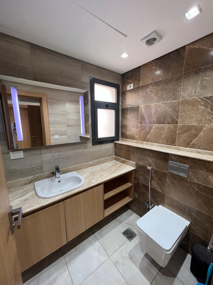 SODIC Eastown AUC Chic 2-Bed Open Park View — Full bathroom 1 in Sodic Eastown, New Cairo, Egypt, Egypt — photo 2