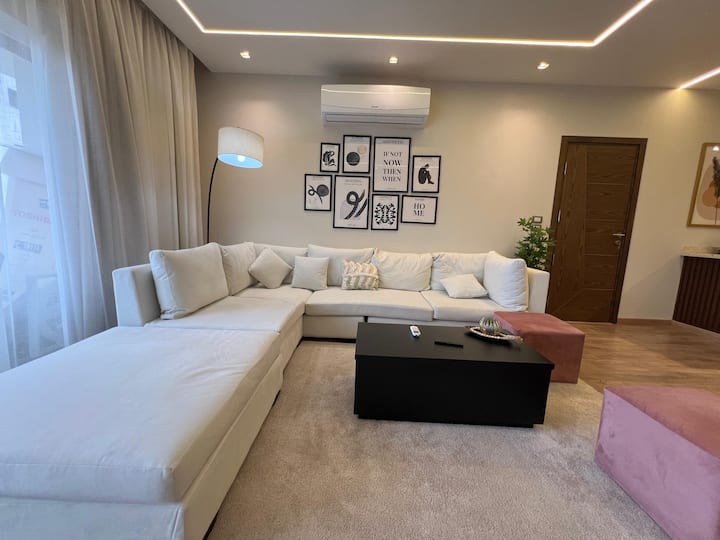 Private Luxury 2-bed Serviced Apt in Lakeview Rsd — Living Room in Lakeview, New Cairo, Egypt, Egypt — photo 2