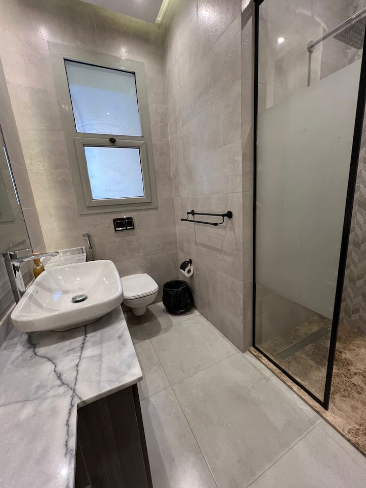 Designer Finish Prestigious AUC Palm Hills VG 2Bed — Full bathroom 1 in AUC Palm Hills VG, New Cairo, Egypt, Egypt — photo 2