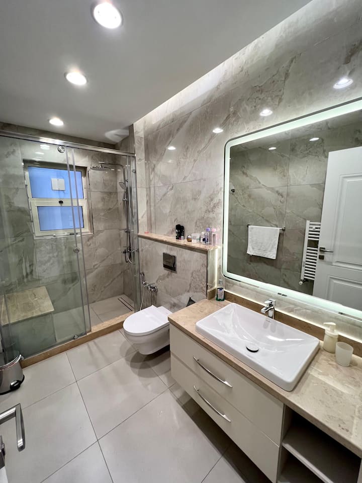 Stylish 3-bed next to Water Way mall New Cairo — Full bathroom 1 in Waterway mall, New Cairo, Egypt, Egypt