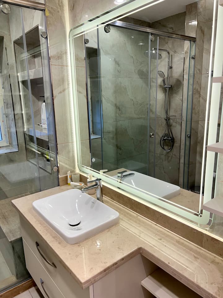Stylish 3-bed next to Water Way mall New Cairo — Full bathroom 1 in Waterway mall, New Cairo, Egypt, Egypt — photo 3