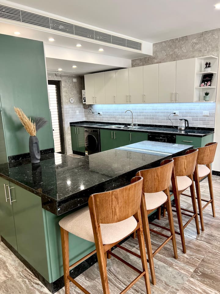 Elegant Servcd 2-Bed W/ Large Terrace — Full Kitchen in Lakeview Residence, New Cairo, Egypt, Egypt