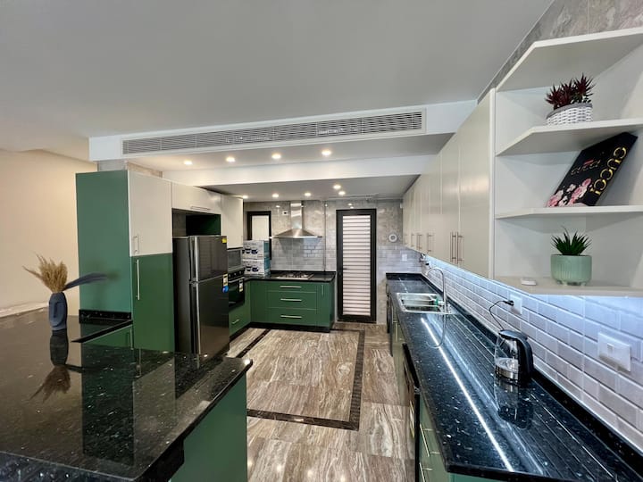 Elegant Servcd 2-Bed W/ Large Terrace — Full Kitchen in Lakeview Residence, New Cairo, Egypt, Egypt — photo 3