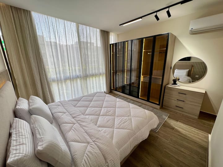 Elegant Servcd 2-Bed W/ Large Terrace — Bedroom 1 in Lakeview Residence, New Cairo, Egypt, Egypt — photo 2
