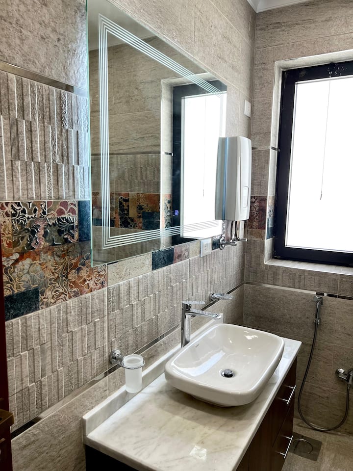 Elegant Servcd 2-Bed W/ Large Terrace — Full bathroom 1 in Lakeview Residence, New Cairo, Egypt, Egypt — photo 3