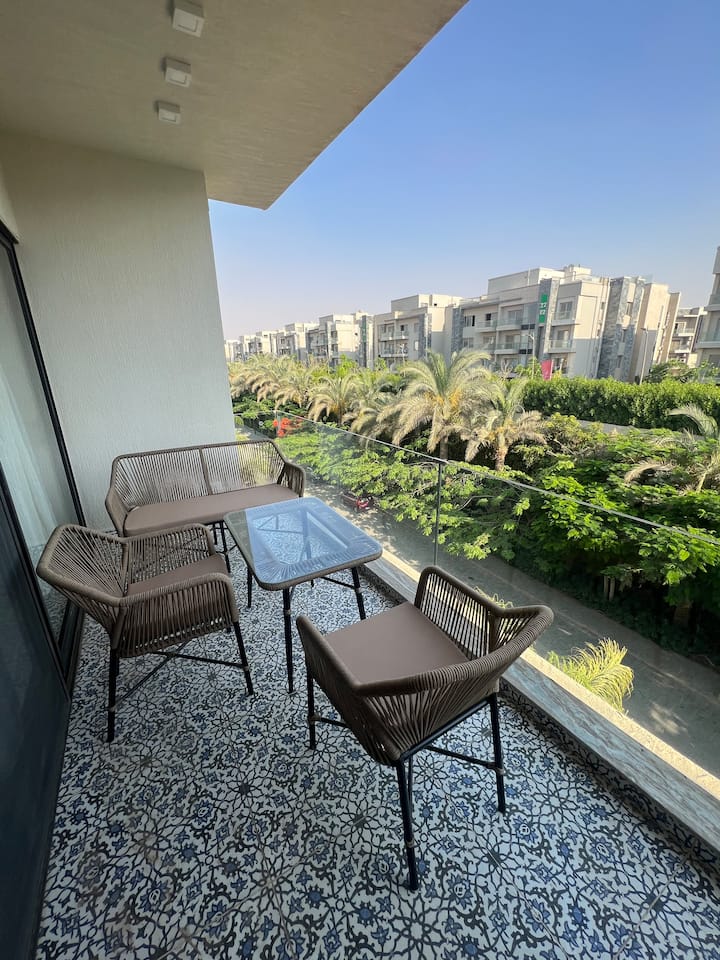 Elegant Servcd 2-Bed W/ Large Terrace — Balcony in Lakeview Residence, New Cairo, Egypt, Egypt