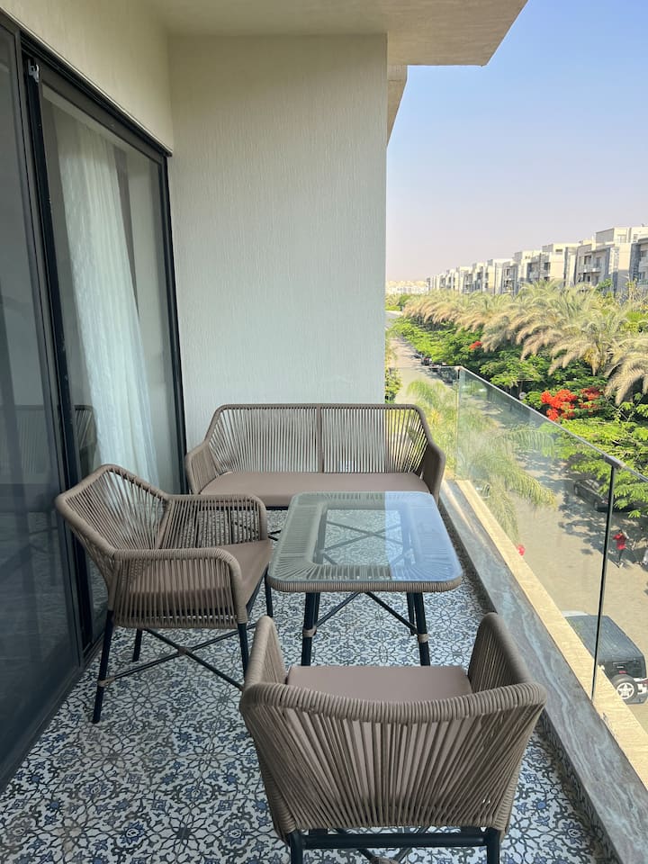 Elegant Servcd 2-Bed W/ Large Terrace — Balcony in Lakeview Residence, New Cairo, Egypt, Egypt — photo 2