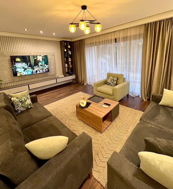 À la mode 2-bed with Designer Touch Lakeview Rsdnc — Living Room in Lakeview, New Cairo, Egypt, Egypt — photo 2