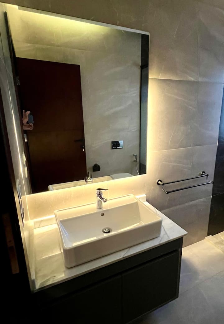 À la mode 2-bed with Designer Touch Lakeview Rsdnc — Full bathroom 1 in Lakeview, New Cairo, Egypt, Egypt — photo 3