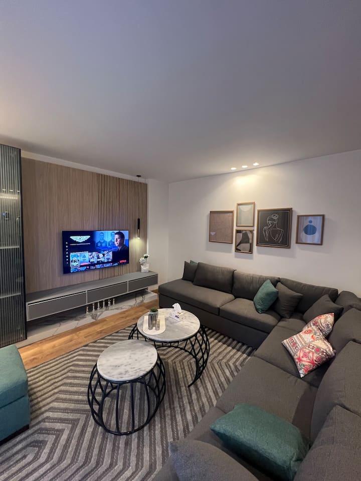 Très Chic 2-Bed W/ Private Patio — Living Room in Lakeview, New Cairo, Egypt, Egypt