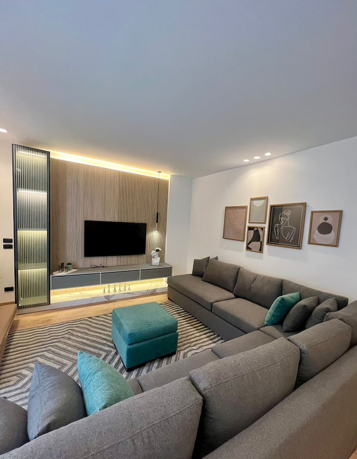 Très Chic 2-Bed W/ Private Patio — Living Room in Lakeview, New Cairo, Egypt, Egypt — photo 2