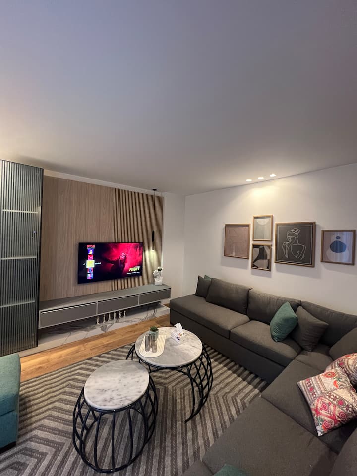 Très Chic 2-Bed W/ Private Patio — Living Room in Lakeview, New Cairo, Egypt, Egypt — photo 3
