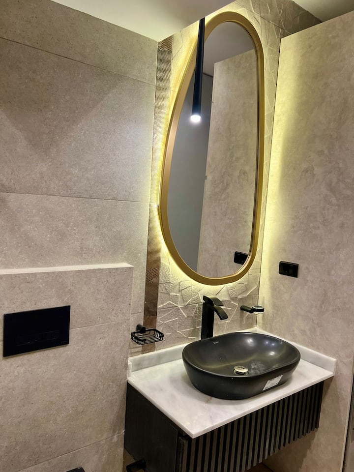 Très Chic 2-Bed W/ Private Patio — Full bathroom 1 in Lakeview, New Cairo, Egypt, Egypt — photo 2