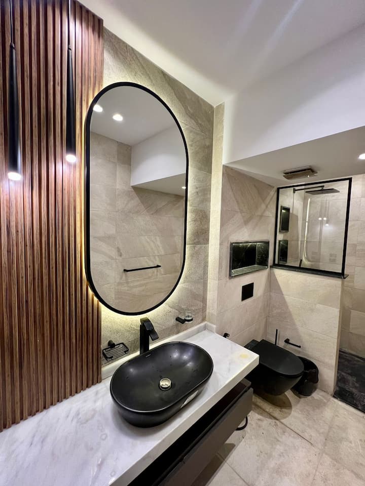 Très Chic 2-Bed W/ Private Patio — Full bathroom 1 in Lakeview, New Cairo, Egypt, Egypt — photo 3