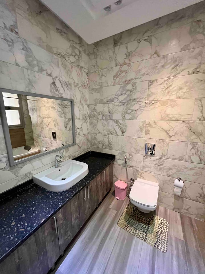 Palm Hills 2-Bed Serviced Aprtment — Full bathroom 1 in Palm Hills 'The Village Gate, New Cairo, Egypt, Egypt — photo 3
