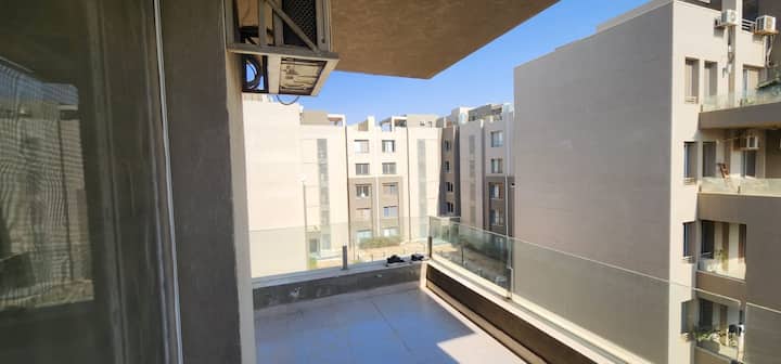 Palm Hills 2-Bed Serviced Aprtment — Balcony in Palm Hills 'The Village Gate, New Cairo, Egypt, Egypt — photo 3