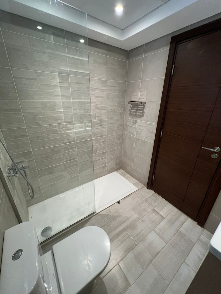 CFC Business District Elite 2-Bed Serviced Aprtmt — Full bathroom 1 in Aura Apartments CFC, New Cairo, Egypt, Egypt — photo 2