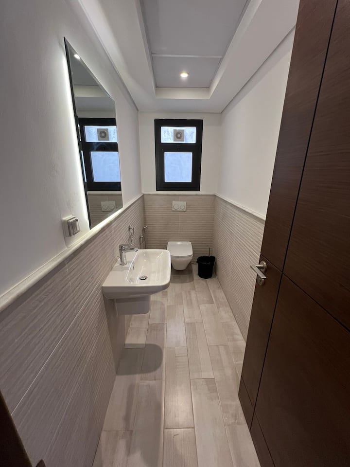 CFC Business District Elite 2-Bed Serviced Aprtmt — Full bathroom 1 in Aura Apartments CFC, New Cairo, Egypt, Egypt — photo 3