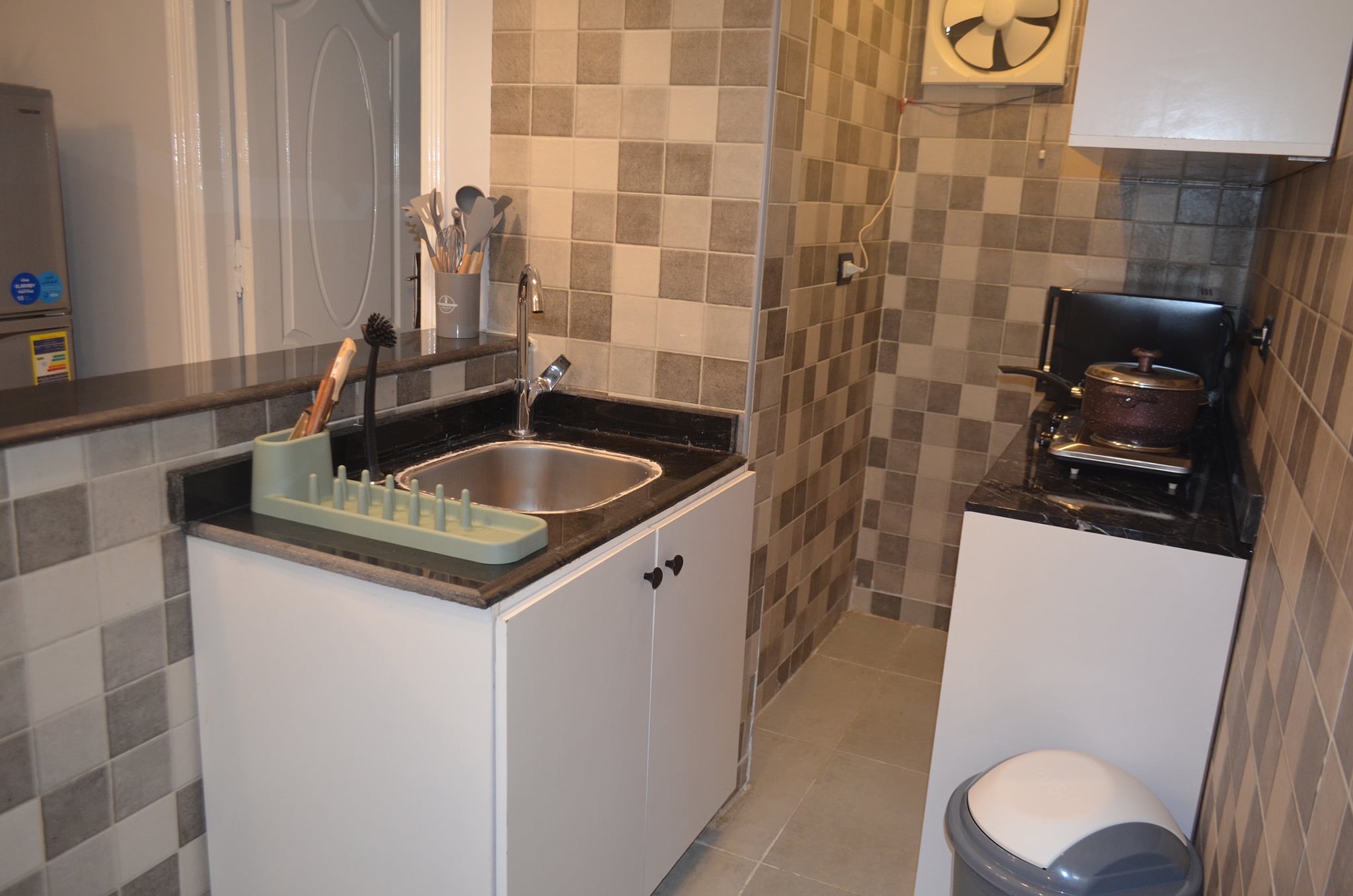 Sunny Haven 1BR Apartment Near Cairo Airport — Full Kitchen in Almaza, Cairo, Egypt — photo 2