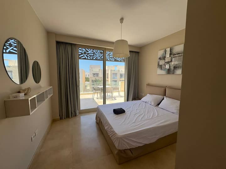 3 Bdr Sea View with private roof Mangrovy Elgouna — Bedroom 1 in Mangroovy Elgouna, Red Sea, Egypt — photo 2