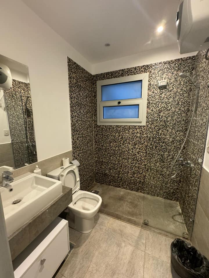 2bedrooms ground floor — Full bathroom 1 in Sholan Elgouna, Red Sea, Egypt — photo 2