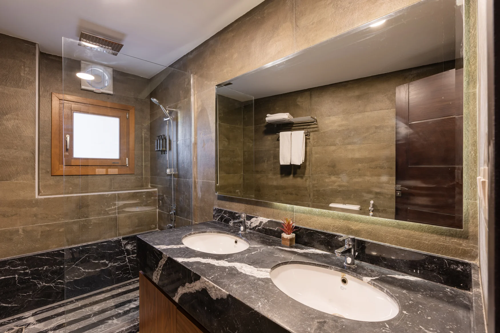 Two Bedroom Apartment Nile view Next to Om Kolthoom Hotel — Full bathroom 1 in 5 Abou El Feda, Egypt