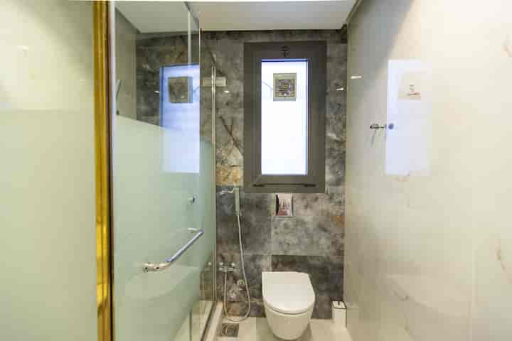 4BR Penthouse+Maid’s Room|Pool &Jacuzzi | Lakeview — Full bathroom 2 in Lakeview, New Cairo, Egypt — photo 2