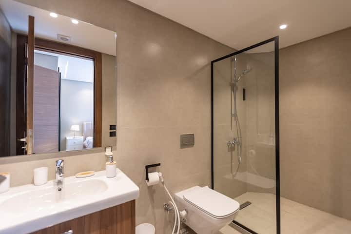 Cozy Apt Steps from O1 Mall | Silverpalm New Cairo — Full bathroom 1 in New Cairo, Egypt, Egypt — photo 3