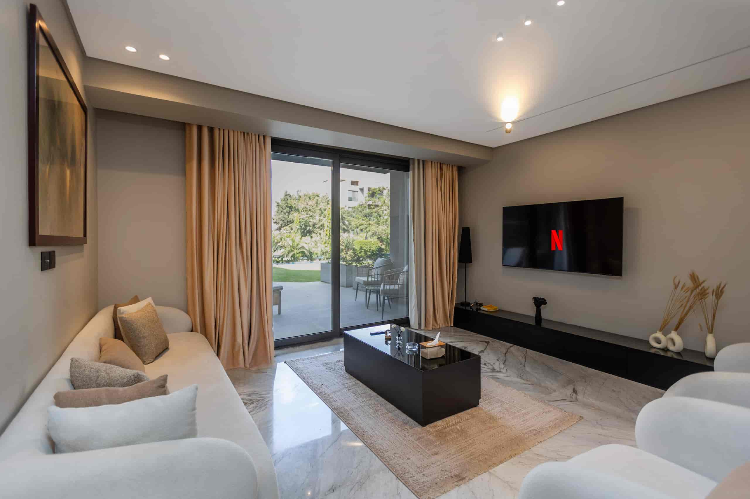 Luxury 3-BR Apt/Large Garden & Pool | Silverpalm — Living Room in O one New Cairo, Cairo, Egypt — photo 2