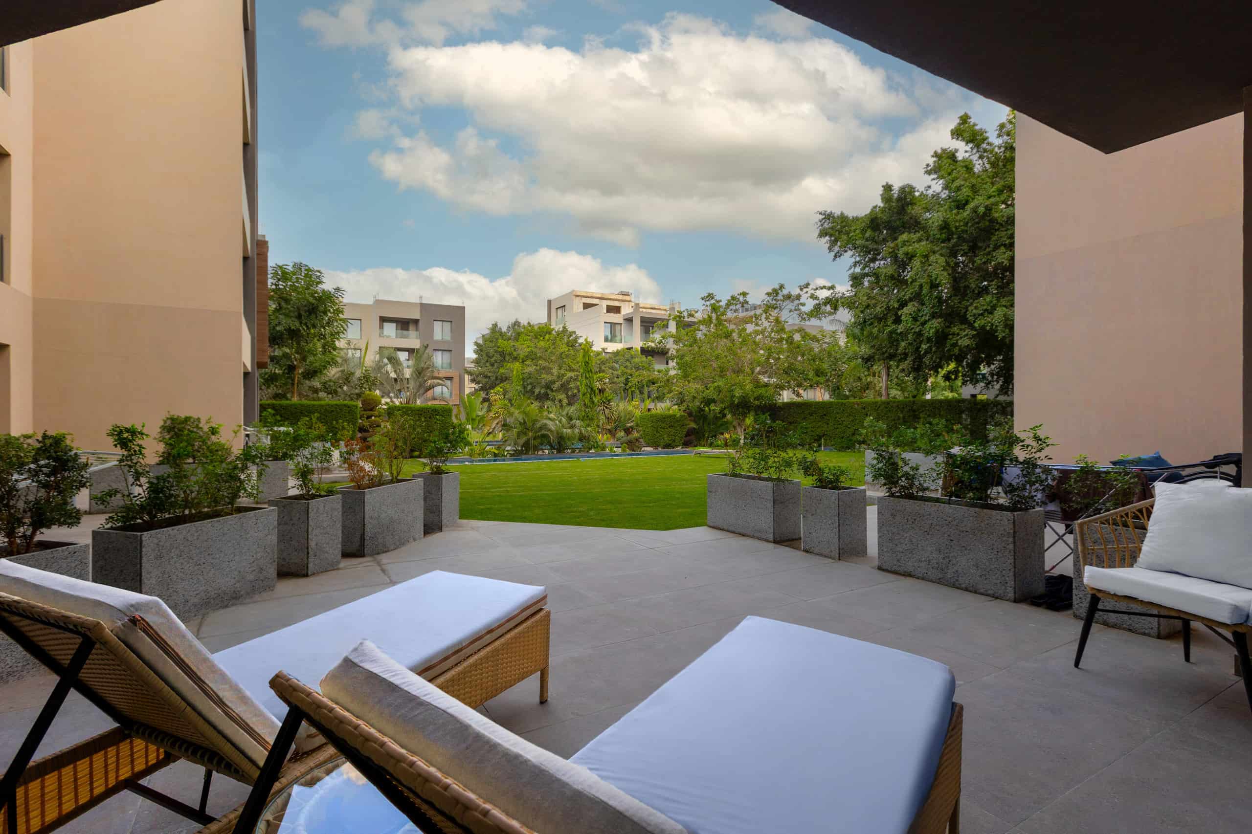 Luxury 3-BR Apt/Large Garden & Pool | Silverpalm — Balcony in O one New Cairo, Cairo, Egypt — photo 2