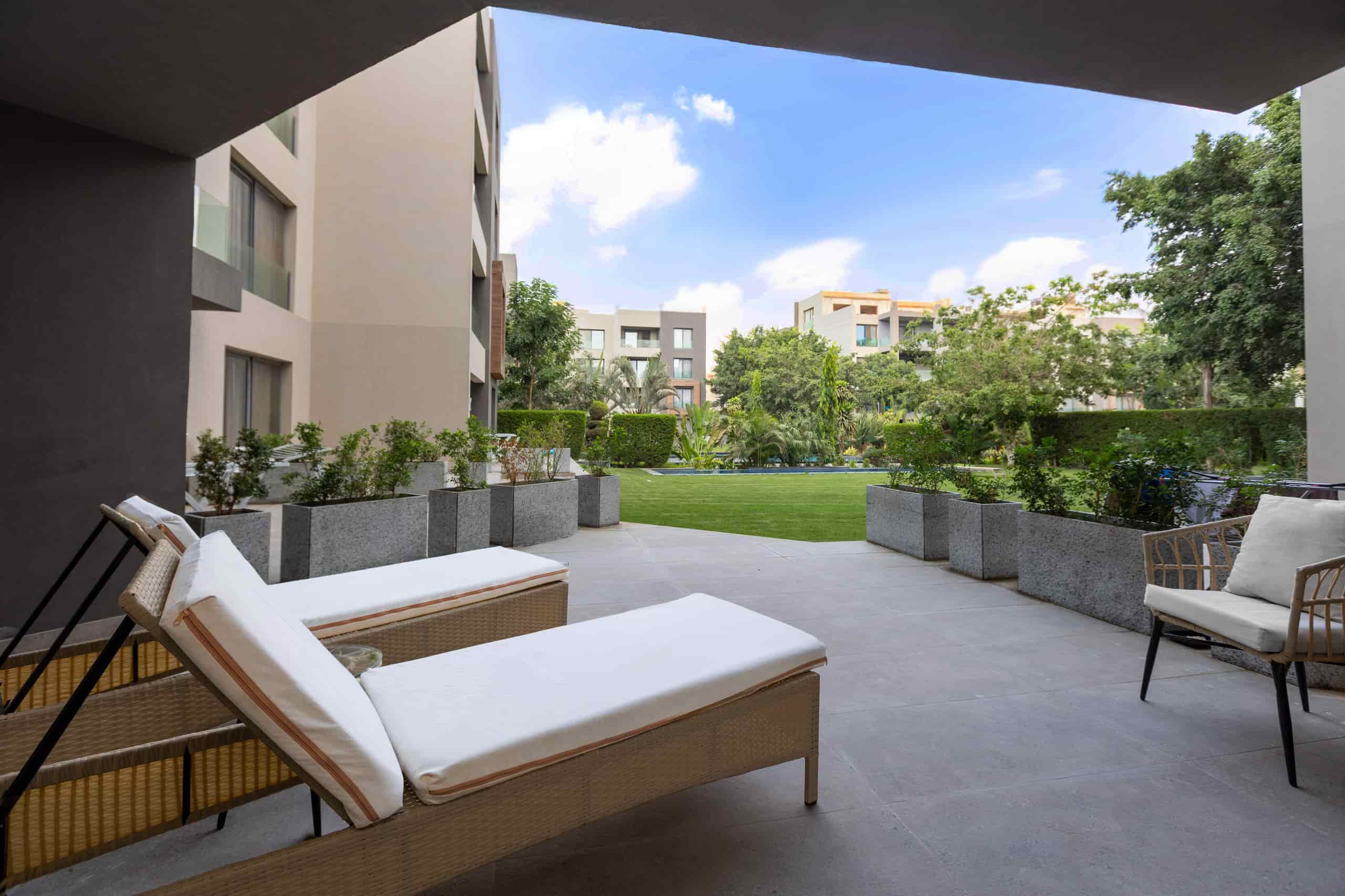 Luxury 3-BR Apt/Large Garden & Pool | Silverpalm — Balcony in O one New Cairo, Cairo, Egypt — photo 3