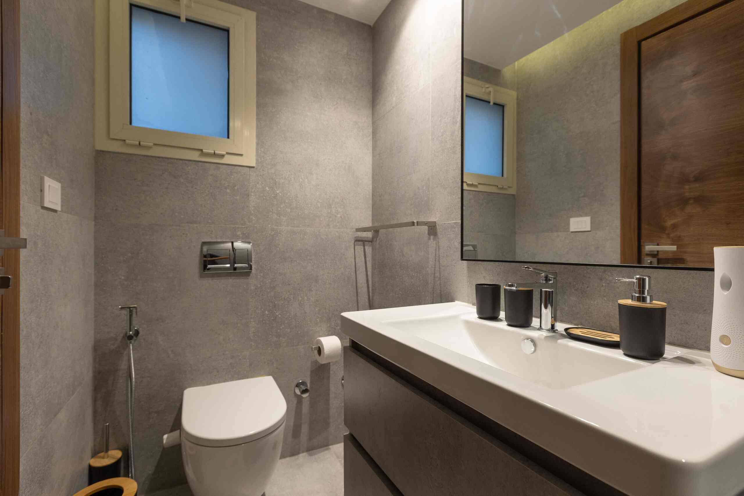 Luxury 3-Bedroom Apartment in the Heart of Almaza — Full bathroom 1 in Cairo , Cairo, Egypt — photo 2