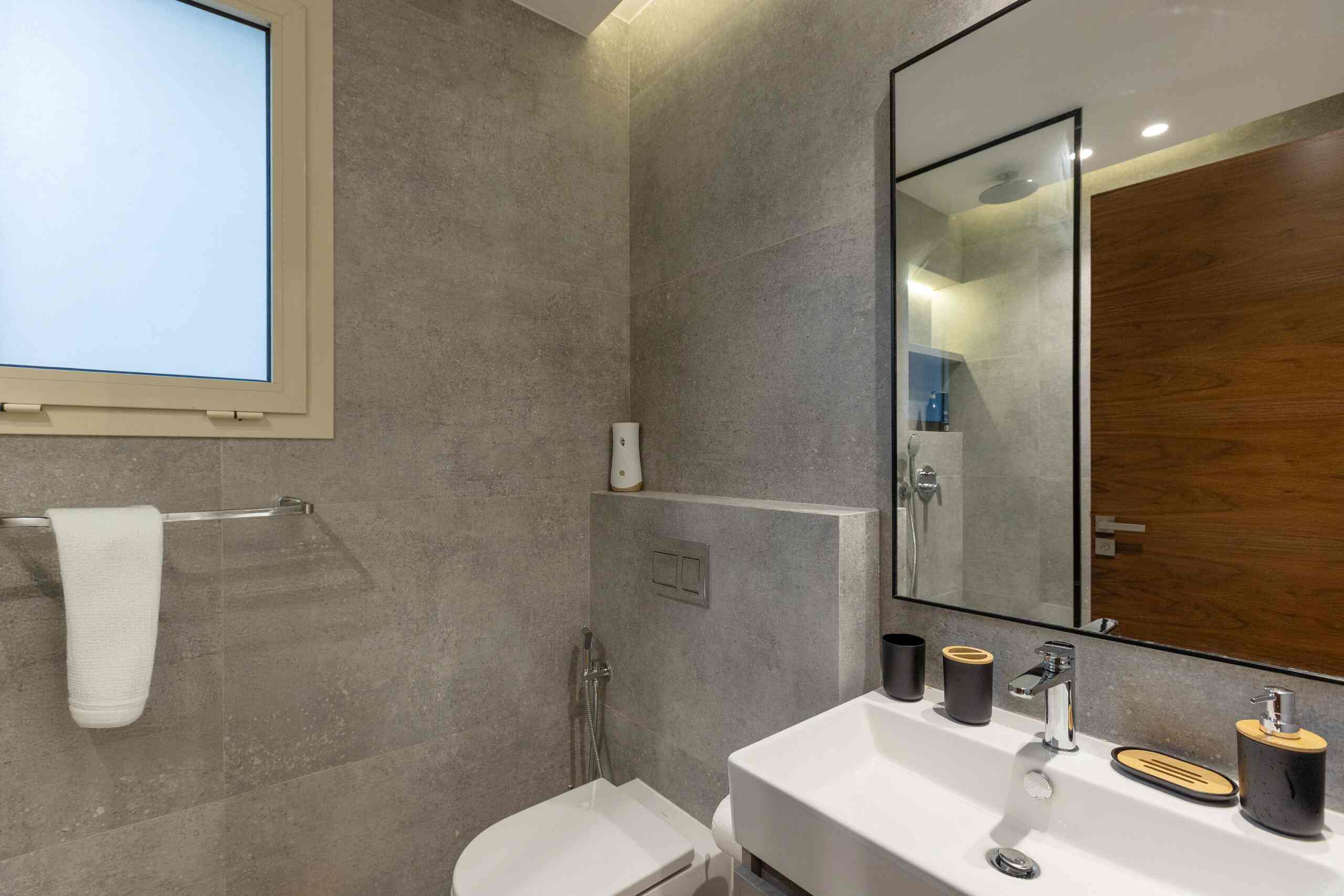 Luxury 3-Bedroom Apartment in the Heart of Almaza — Full bathroom 1 in Cairo , Cairo, Egypt — photo 3