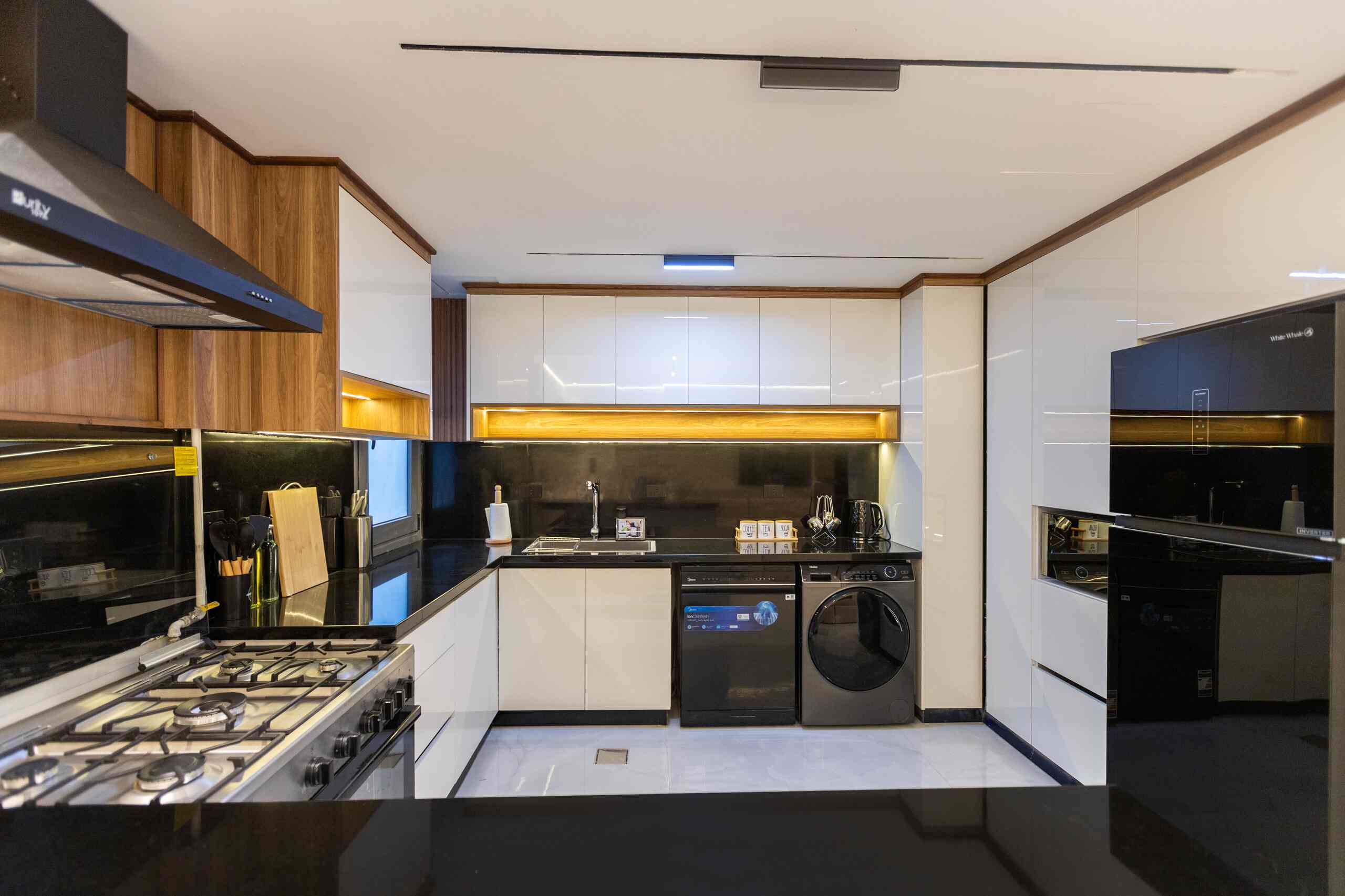 Stunning 3-Bdr Apt With Side Pool View|Silver Palm — Full Kitchen in New Cairo , Cairo, Egypt — photo 3