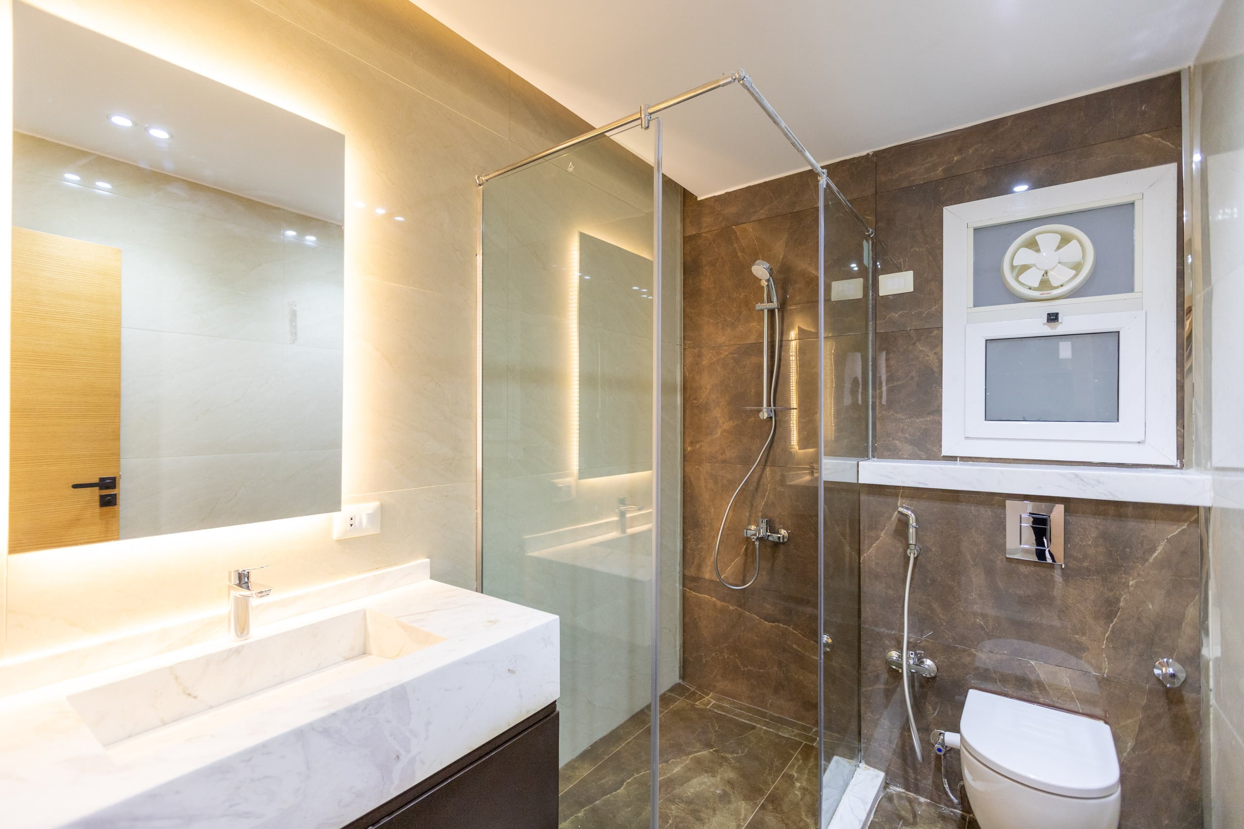 Elegant 3-Bdr Apt in Hyde Park | Prime Location — Full bathroom 1 in New Cairo 1, Egypt — photo 3