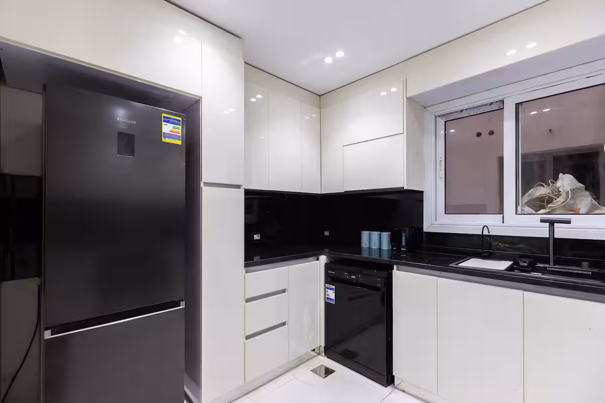 Elegant 3-Bdr Apt in Hyde Park | Prime Location — Full Kitchen in New Cairo 1, Egypt