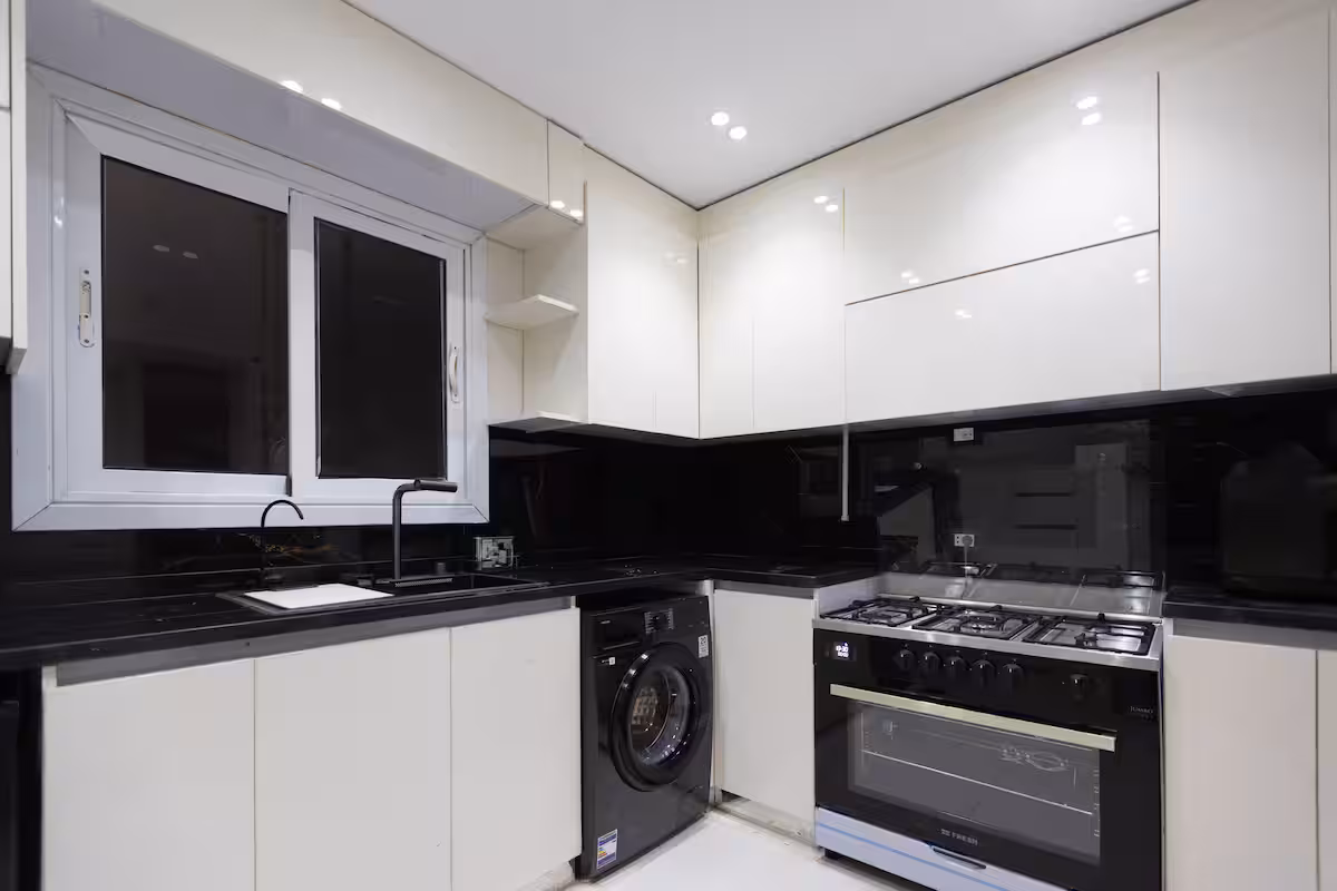 Elegant 3-Bdr Apt in Hyde Park | Prime Location — Full Kitchen in New Cairo 1, Egypt — photo 2