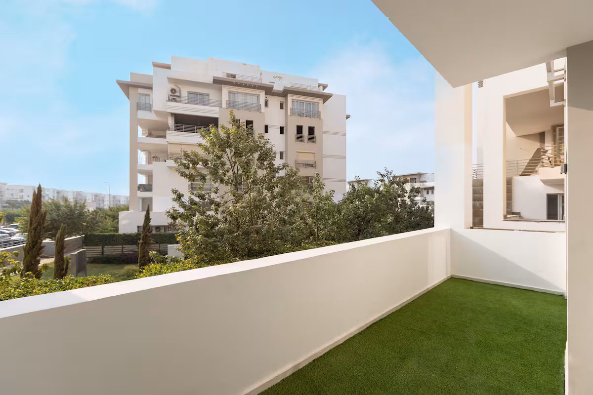 Elegant 3-Bdr Apt in Hyde Park | Prime Location — Balcony in New Cairo 1, Egypt — photo 2
