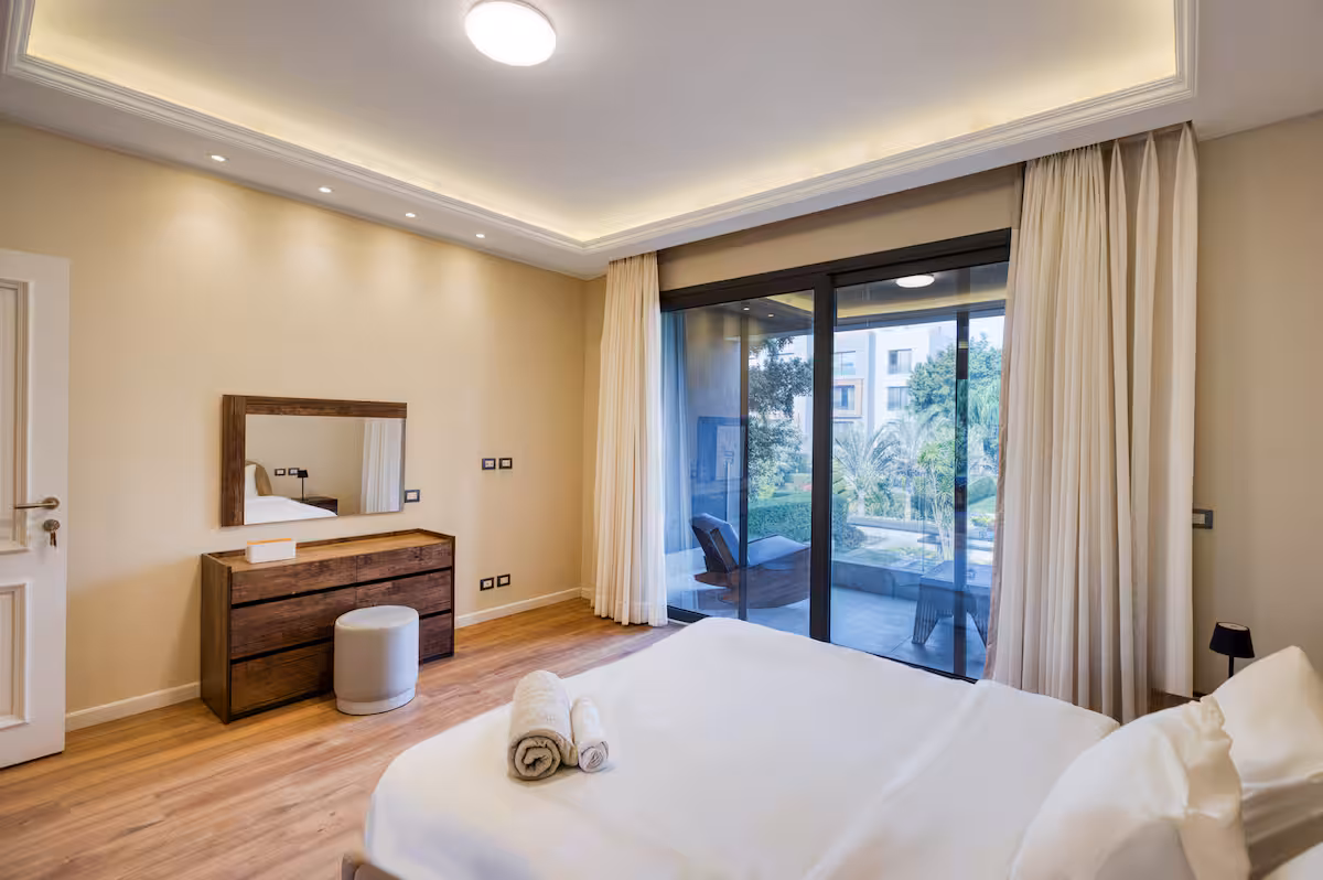 Elegant 3BR+Nanny Room | Pool View | Silver palm — Bedroom 1 in New Cairo 1, Egypt — photo 3