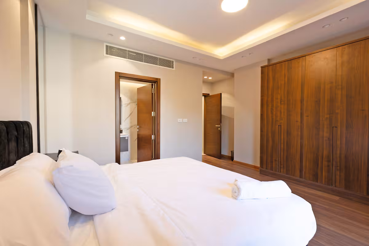 Panoramic 3-Bdr Retreat | Garden & Pool View | SP — Bedroom 1 in New Cairo, Cairo, Egypt — photo 3