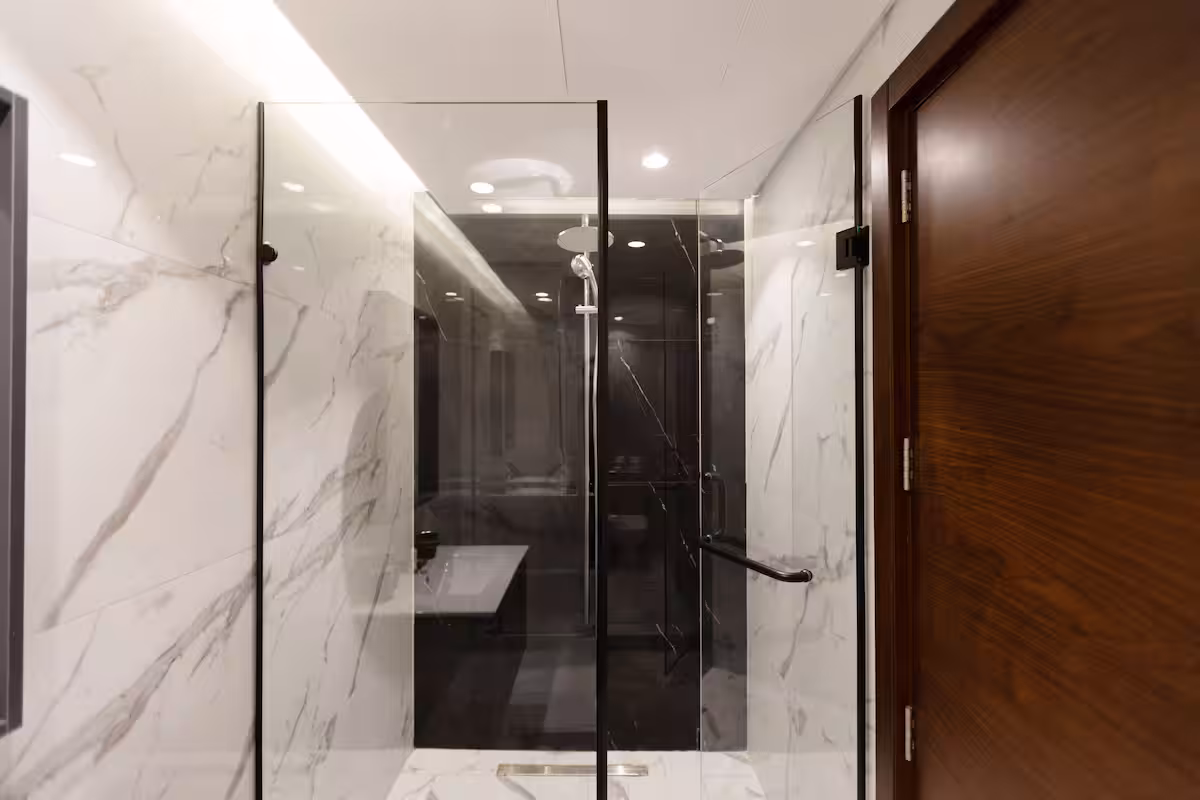 Panoramic 3-Bdr Retreat | Garden & Pool View | SP — Full bathroom 1 in New Cairo, Cairo, Egypt — photo 2