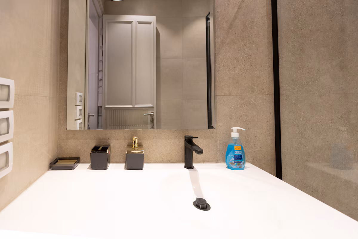 Poolside 3BR | Garden Level | Al-jazi JW Marriott — Full bathroom 1 in First New Cairo, Egypt — photo 2