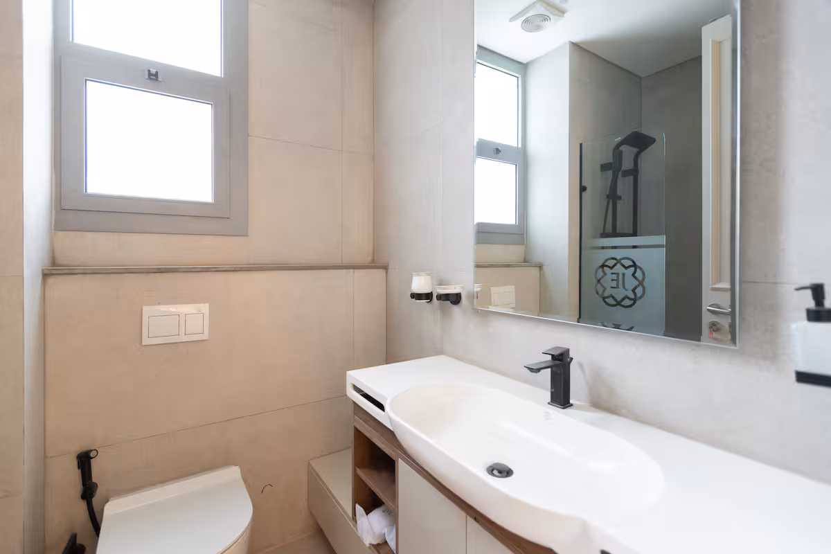 Elegant 1BR Pool View Suite |Aljazi by JW Marriott — Full bathroom 1 in First New Cairo, Egypt — photo 3