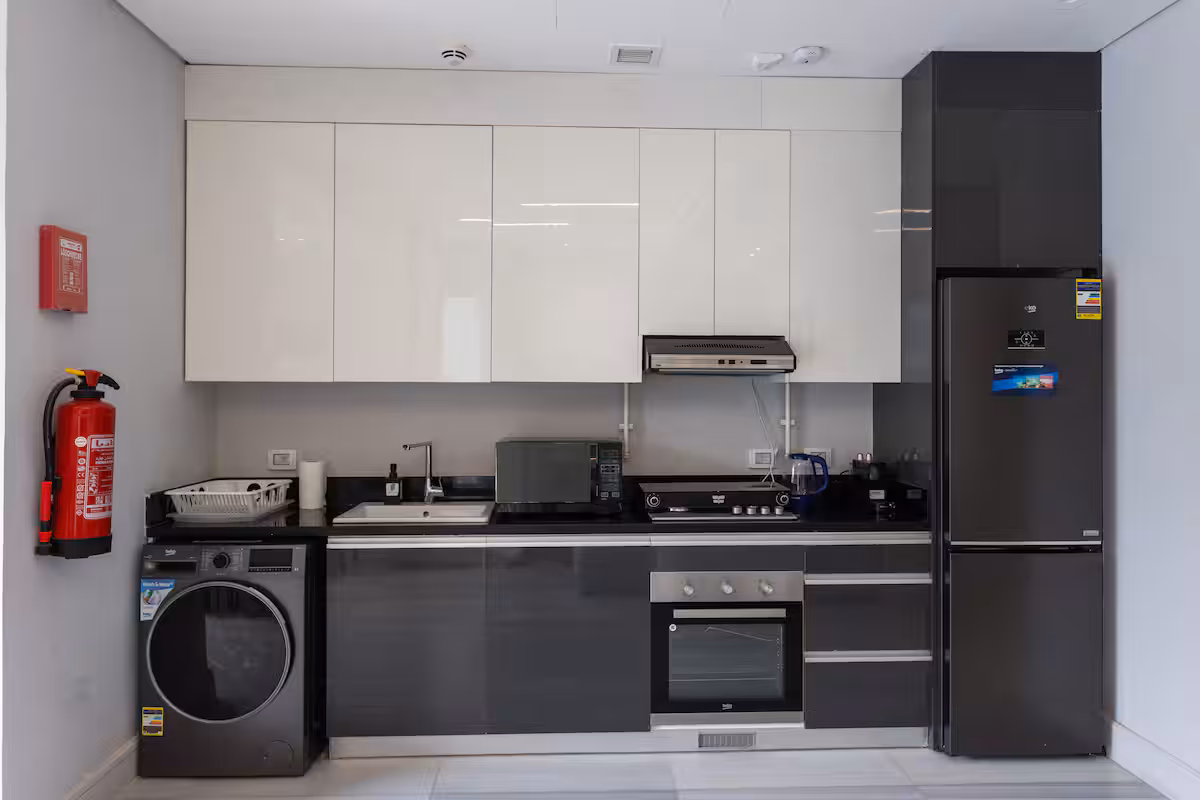 Elegant 1bdr best View Apt | JW Residences Al-jazi — Full Kitchen in New Cairo, Egypt — photo 2