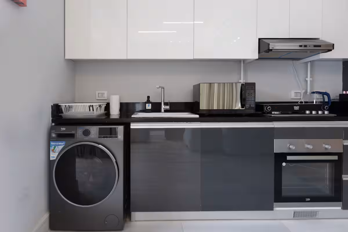 Elegant 1bdr best View Apt | JW Residences Al-jazi — Full Kitchen in New Cairo, Egypt — photo 3