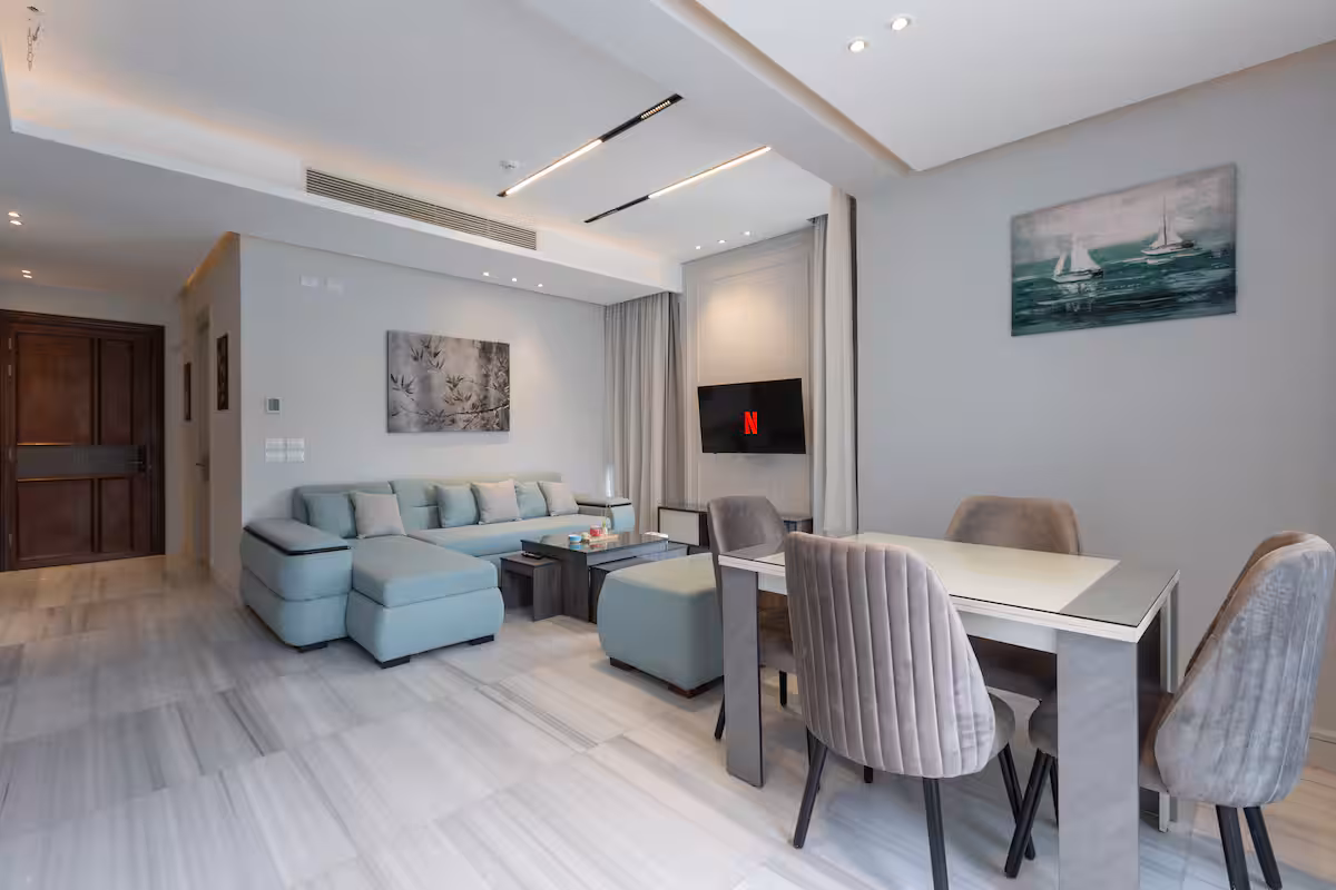 Elegant 1bdr best View Apt | JW Residences Al-jazi — Dining Area in New Cairo, Egypt — photo 2