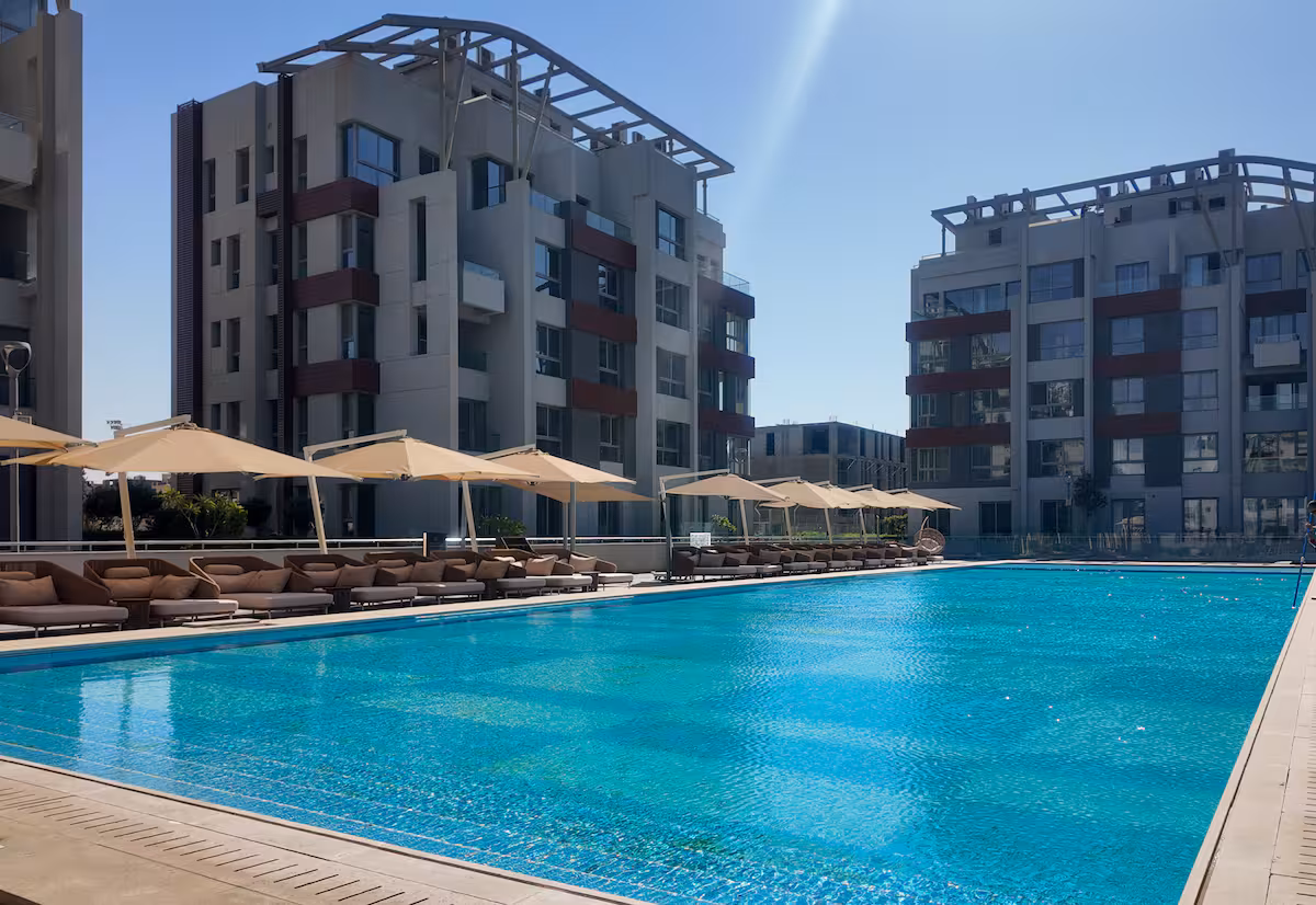Elegant 1bdr best View Apt | JW Residences Al-jazi — Pool in New Cairo, Egypt — photo 2