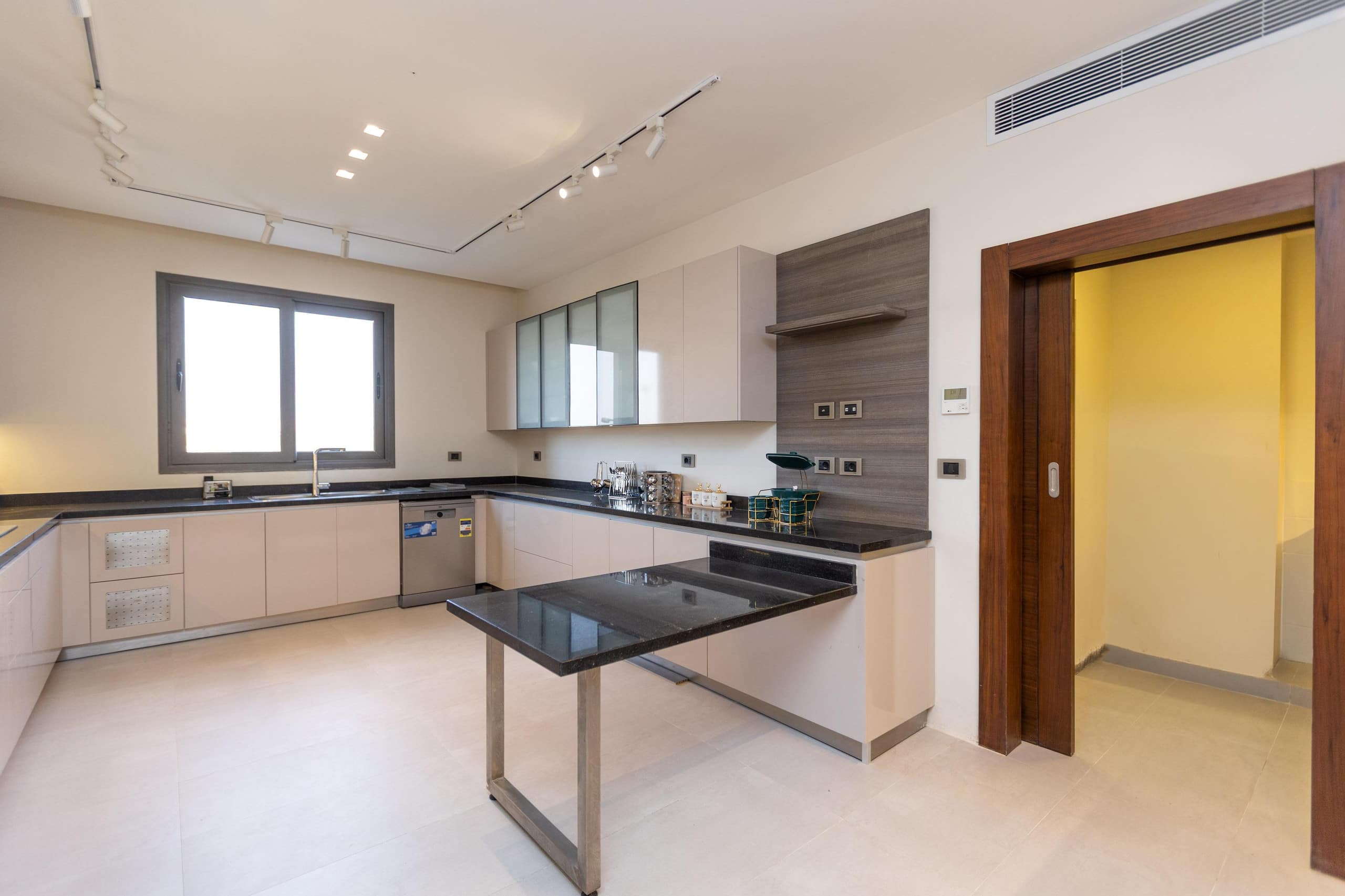 Spacious 450 sqm 3-BR + Maid’s Room |Prime View — Full Kitchen in New Cairo, Egypt — photo 2