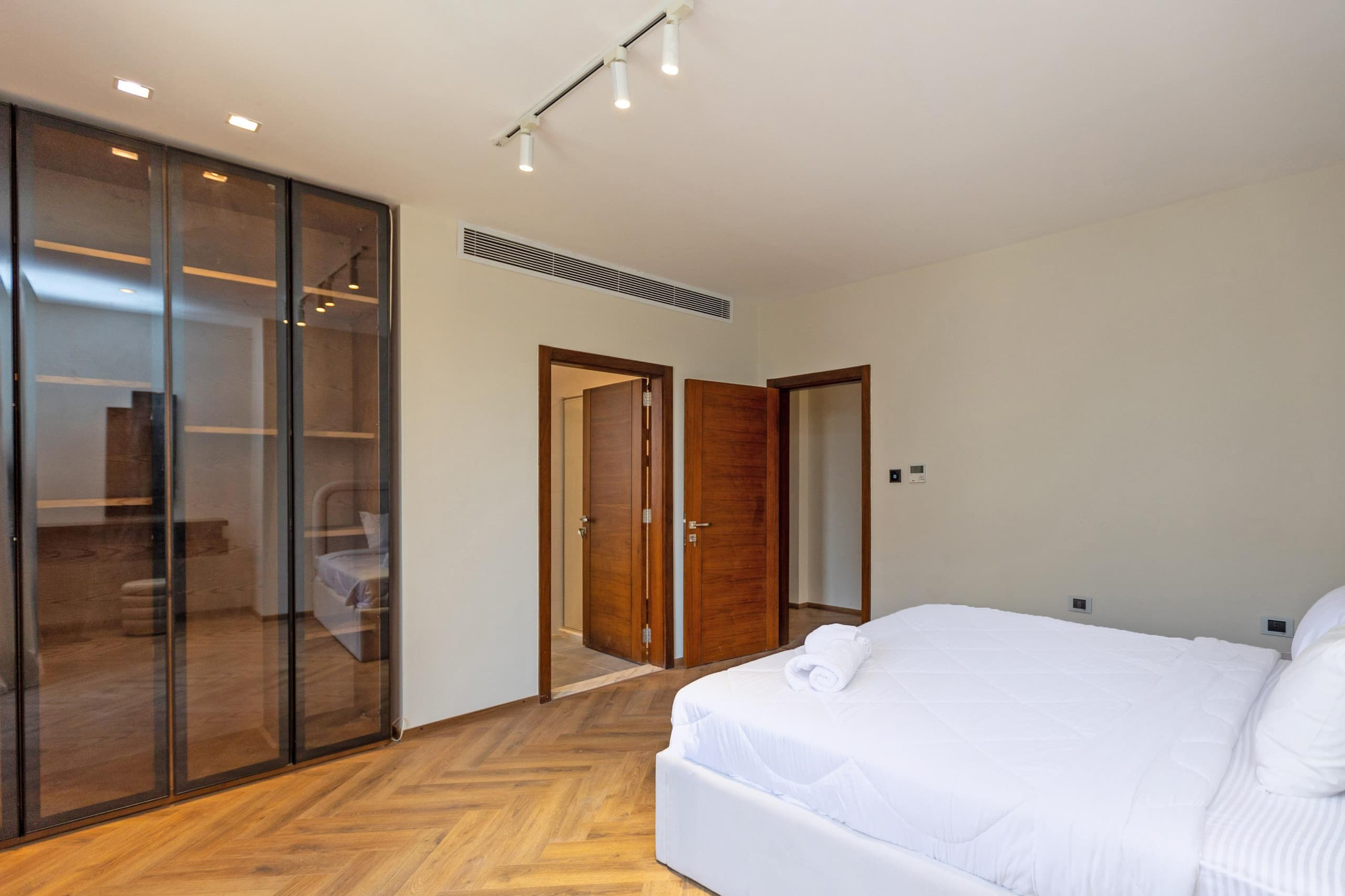 Spacious 450 sqm 3-BR + Maid’s Room |Prime View — Bedroom 2 in New Cairo, Egypt